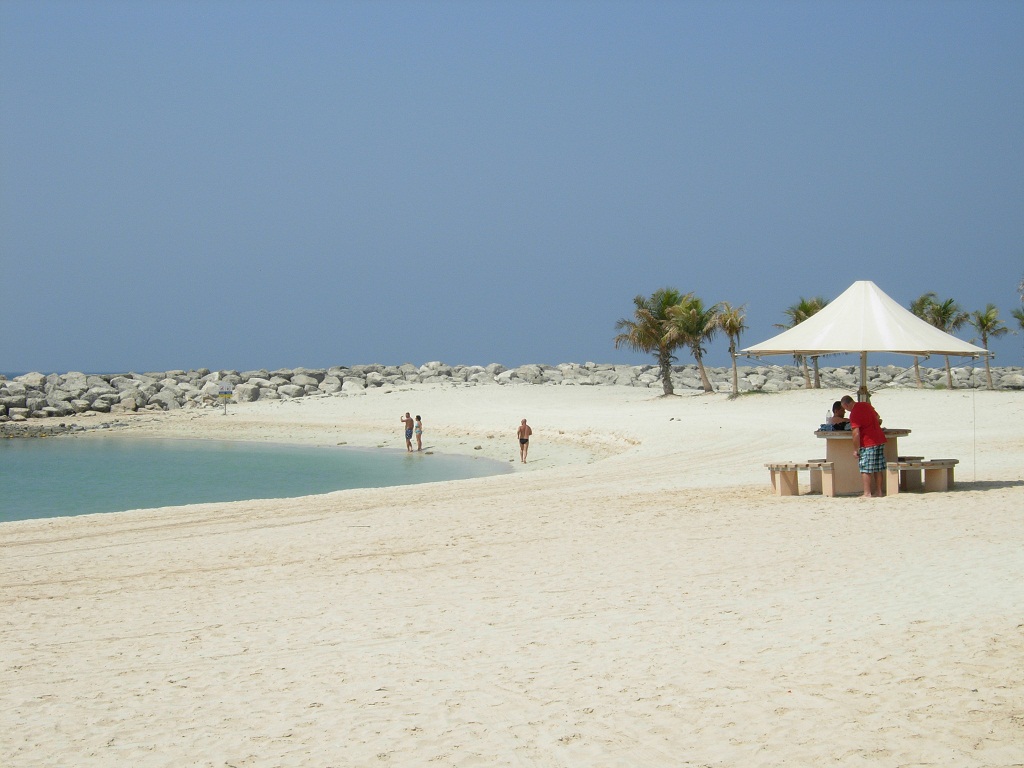 Al Mamzar Beach Park homokos tengerpartja