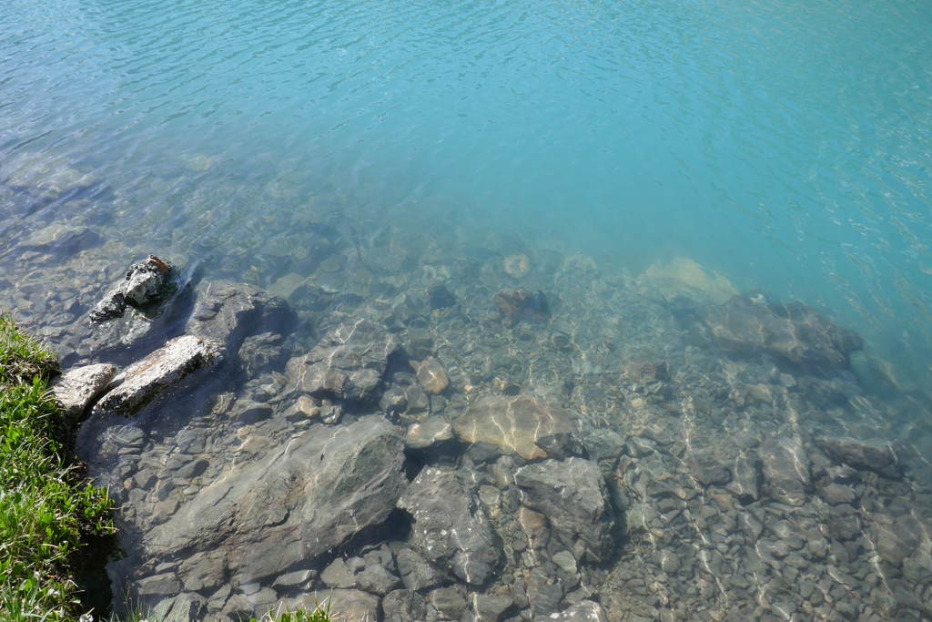 Az Ala-Kul tó vize szép tiszta, és türkiz színű