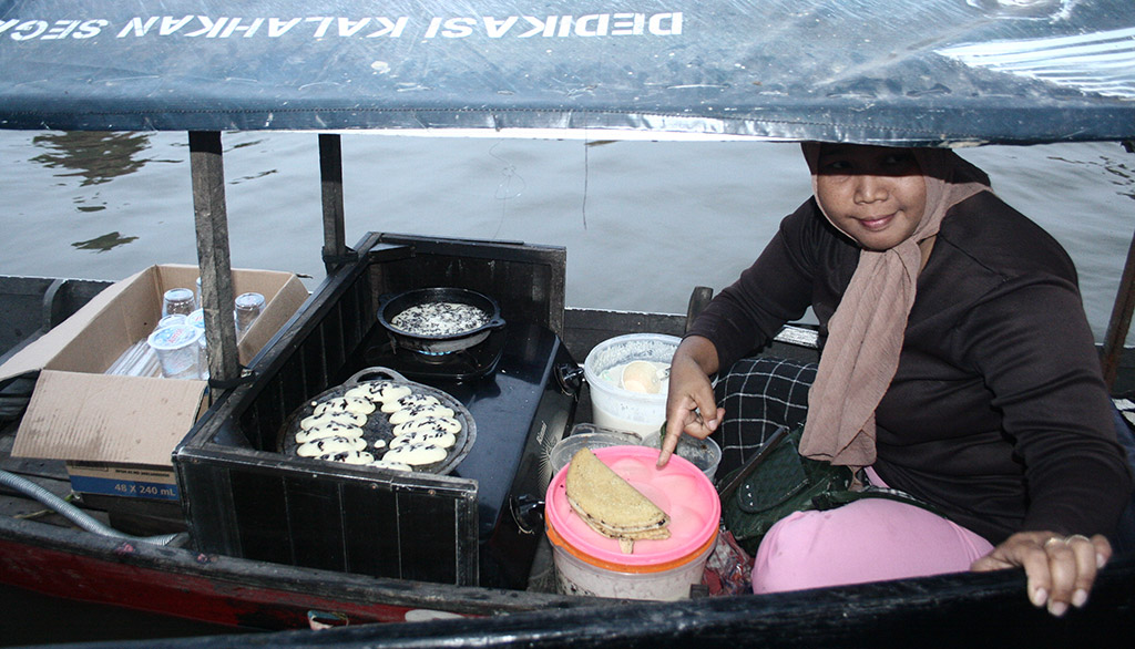 Pancake készítése a banjarmasini úszó piac egyik csónakjában