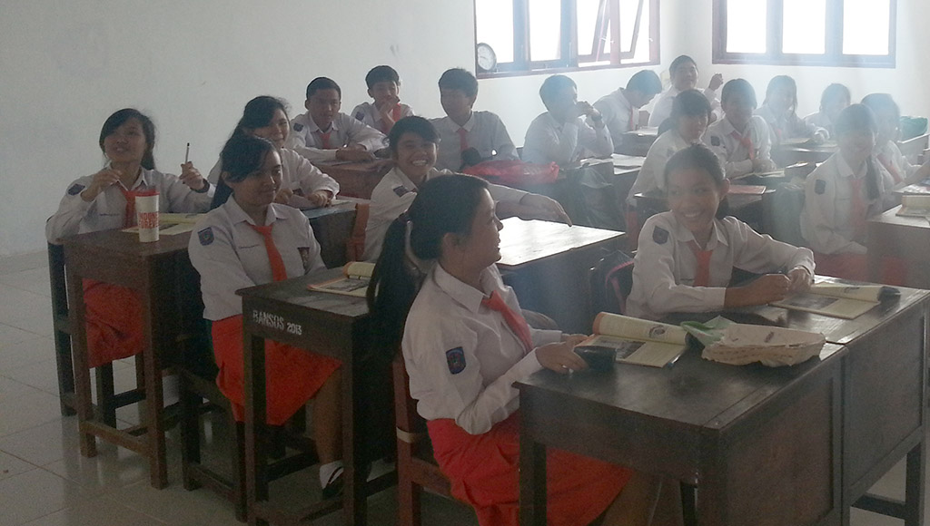 Vidám diákok a Barana iskola tantermében