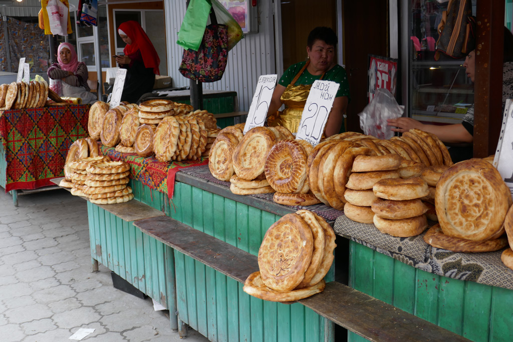Egy kenyeres stand a sok közül Osh Bazárban