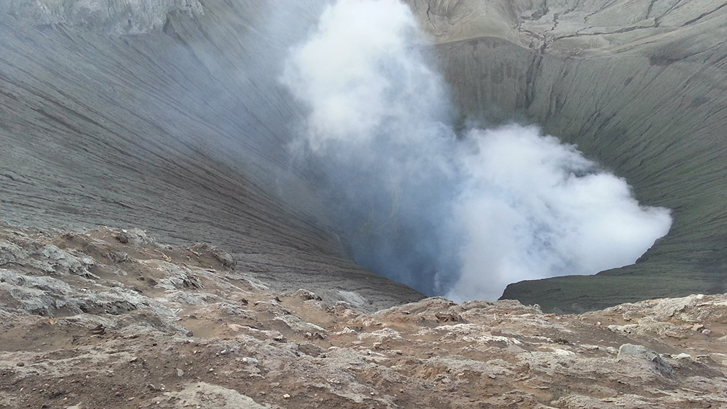 A füstölgő Bromo kráter