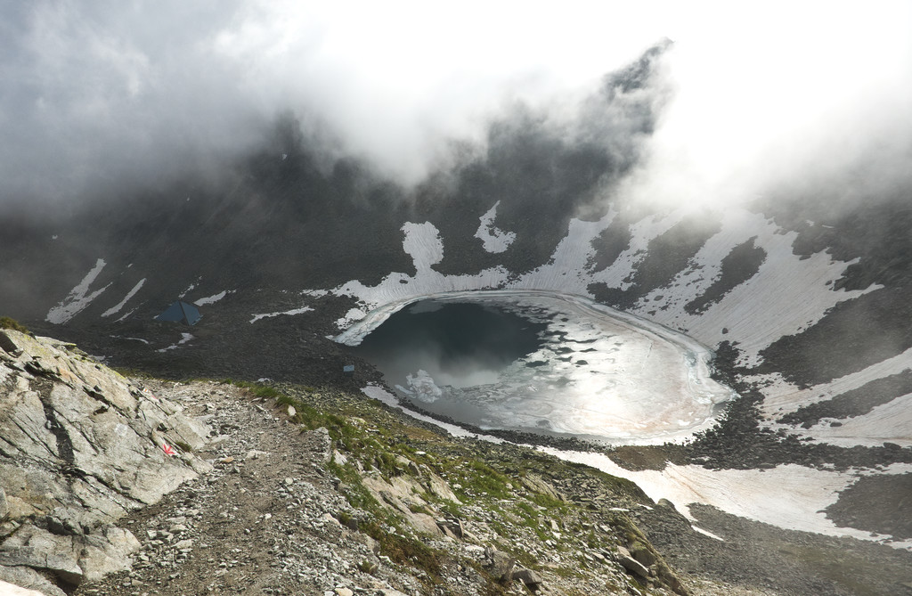 A félig jeges Ledenoto tó az Everest shelter mellett