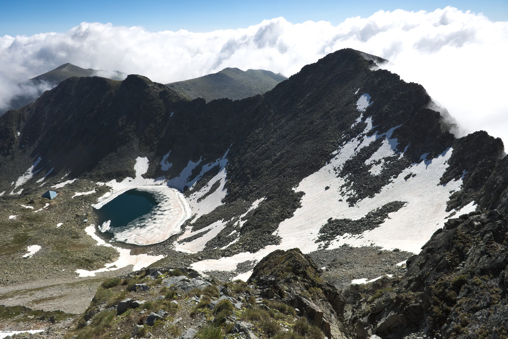 Kilátás a Musala csúcsáról a jeges Ledenoto tóra és az Everest shelterre