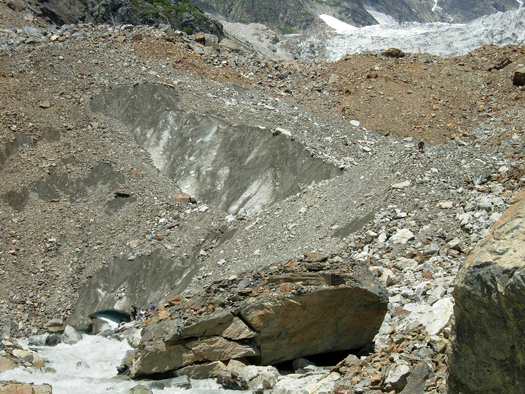A Chaladi gleccser aljában eltörpülnek a turisták