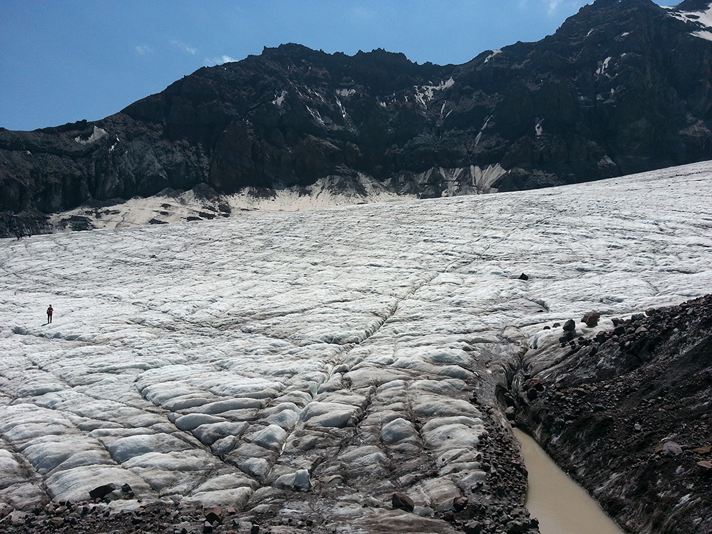 A Gergeti gleccseren minden ember nagyon picinek tűnik