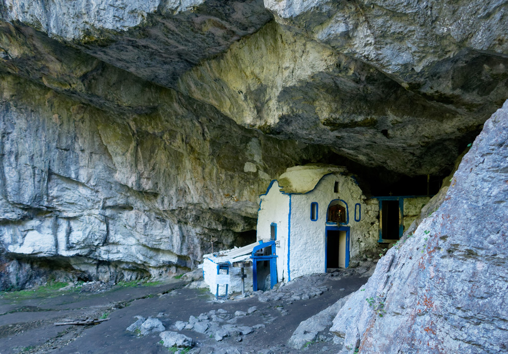 Érdekes építmény a Dionüszosz barlangnál