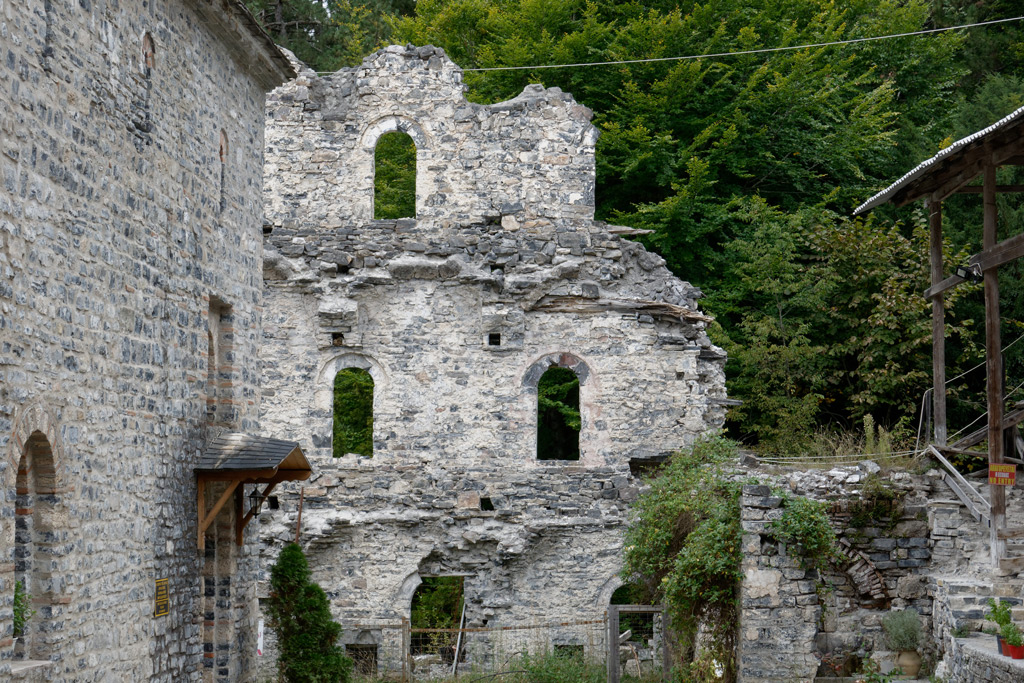 A Dionüszosz kolostor egyik rosszabb állapotban lévő oldalfala