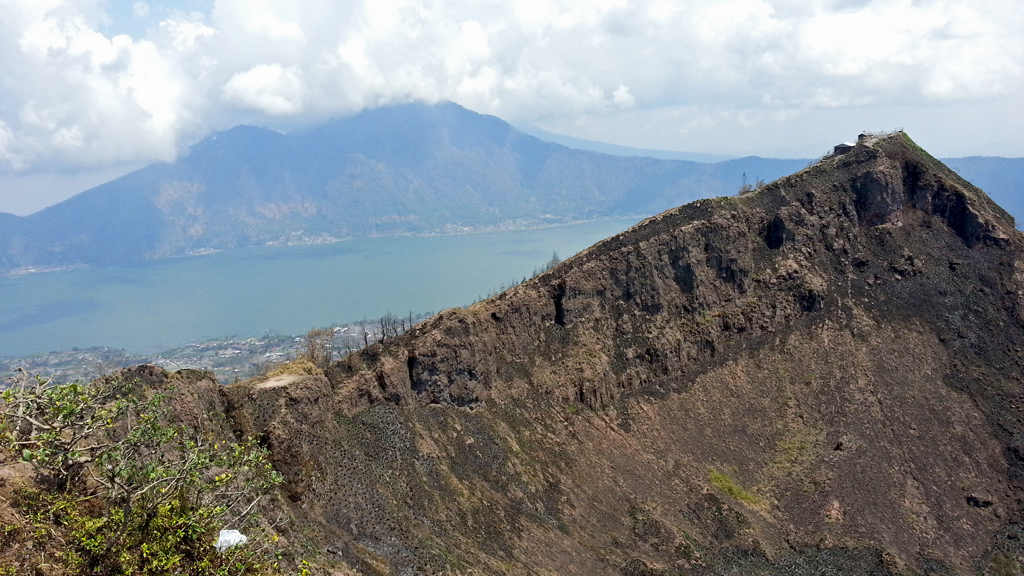 A tó és a kráterek látványa a Gunung Baturról