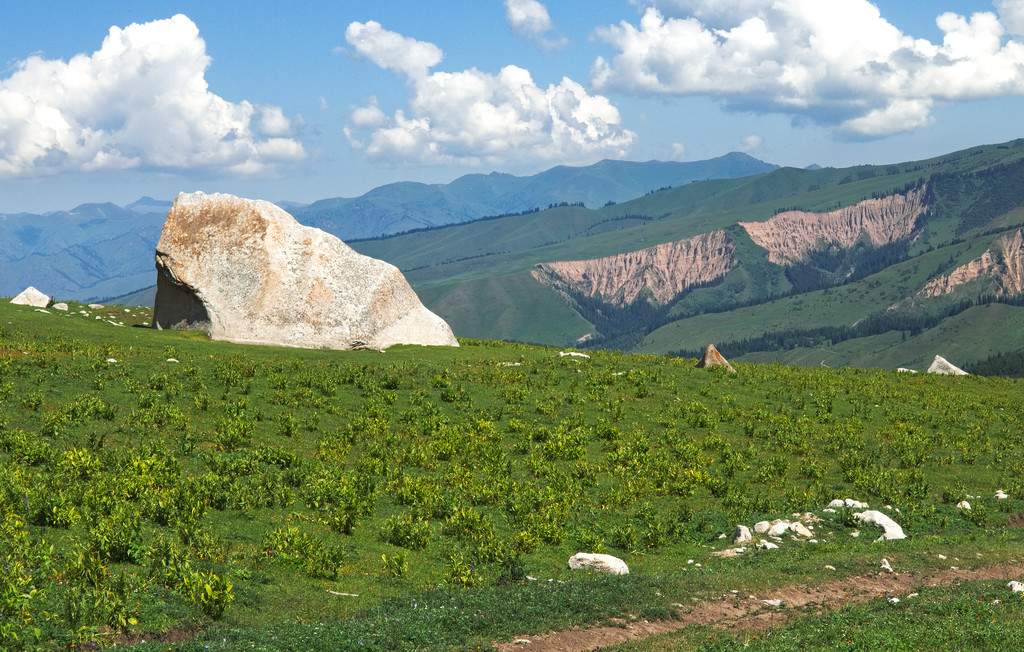Tulpar Tash, a hatalmas kő a helyi folk része
