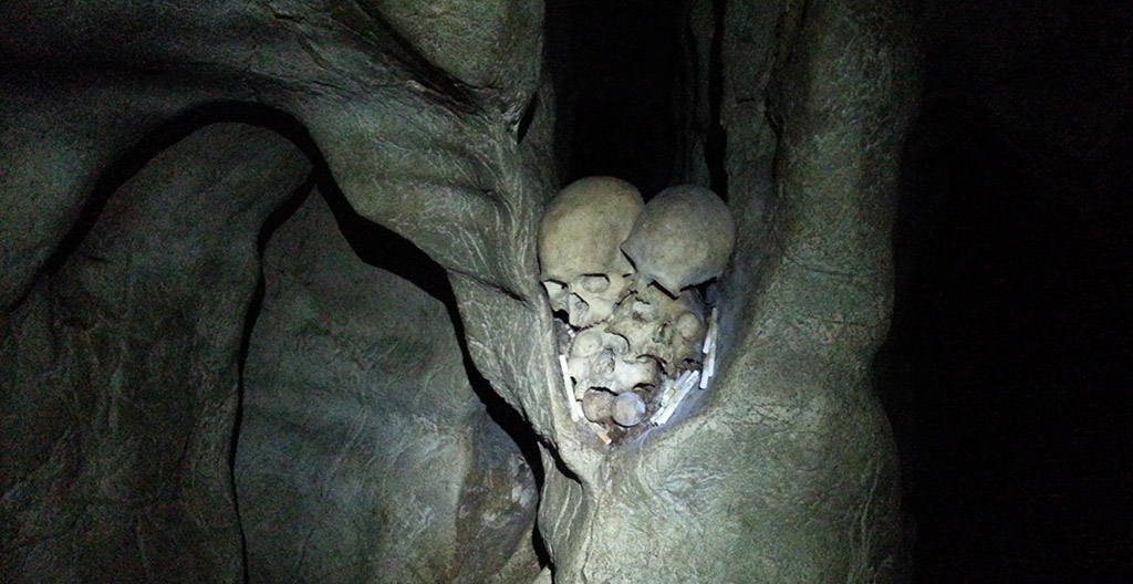 Koponyák egy barlangban
