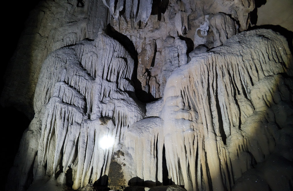 Gyönyörű formációk 16 kilométeren át a Chom Ong barlangban