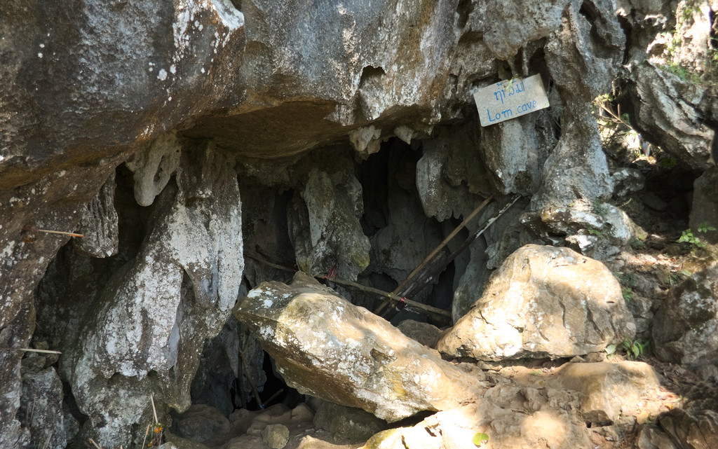 A Lom barlang bejárata