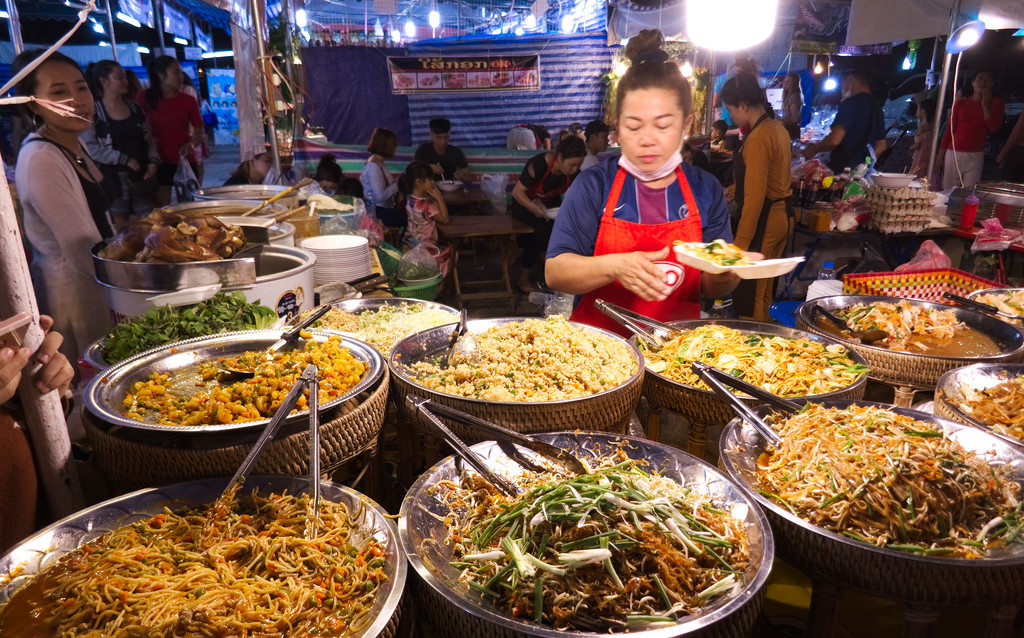 Hagyományos ételek a food festivalon Vientiánban