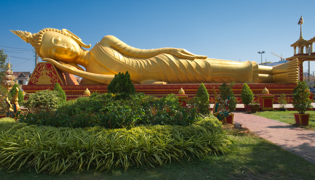 Fekvő buddha szobor a That Luangnál