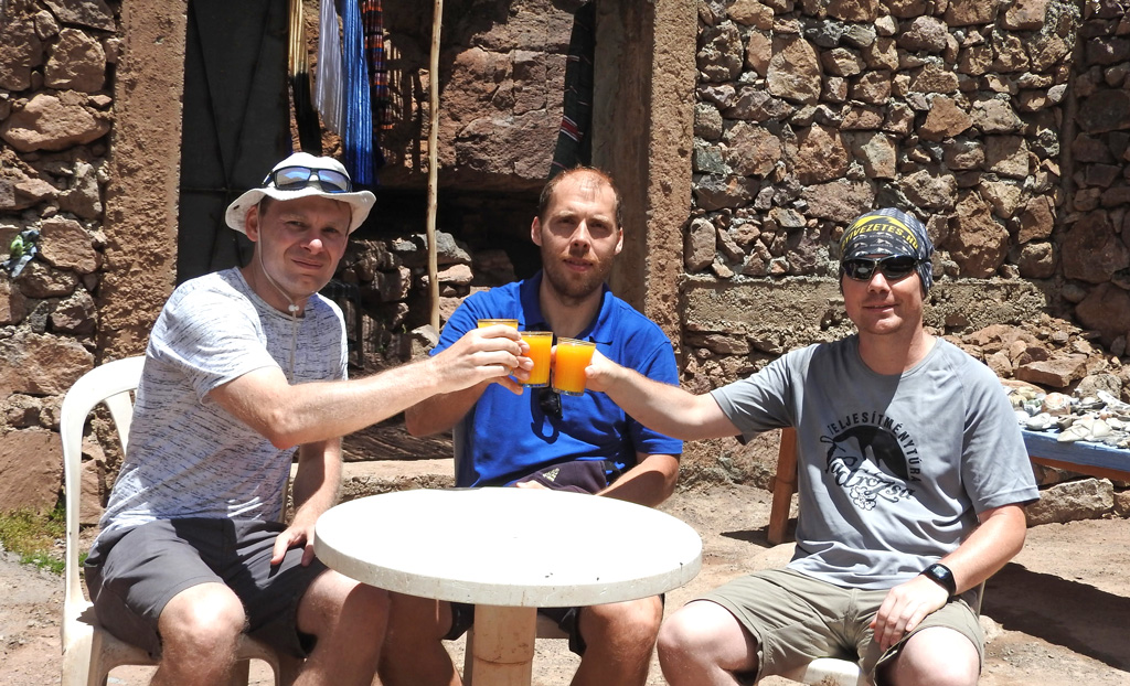 Frissen facsart narancslé fogyasztása egy tipikus út menti caféban. Egészségetekre!