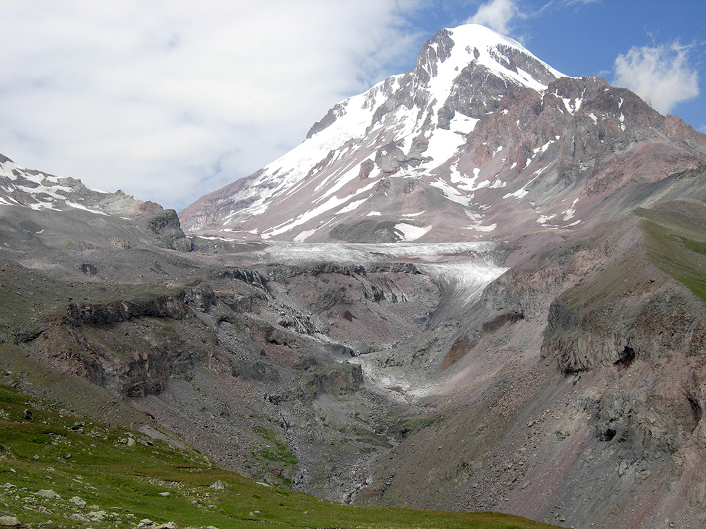 Mount Kazbek és a vöröses sziklák