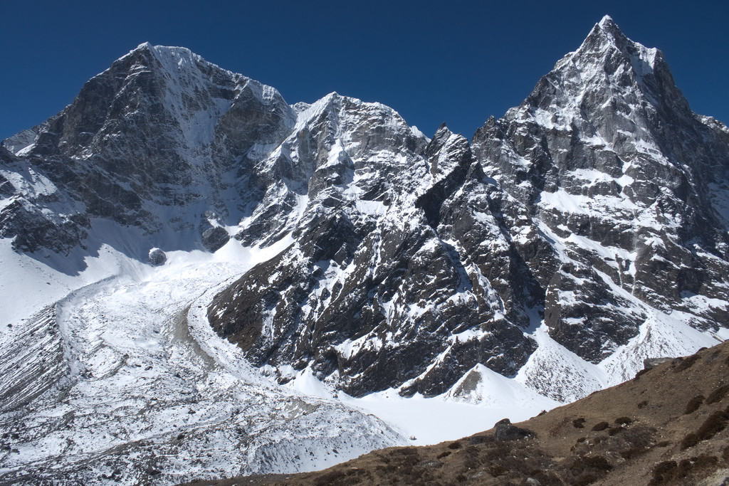 A Taboche és a Cholatse hegyek Dzonglha felé haladva
