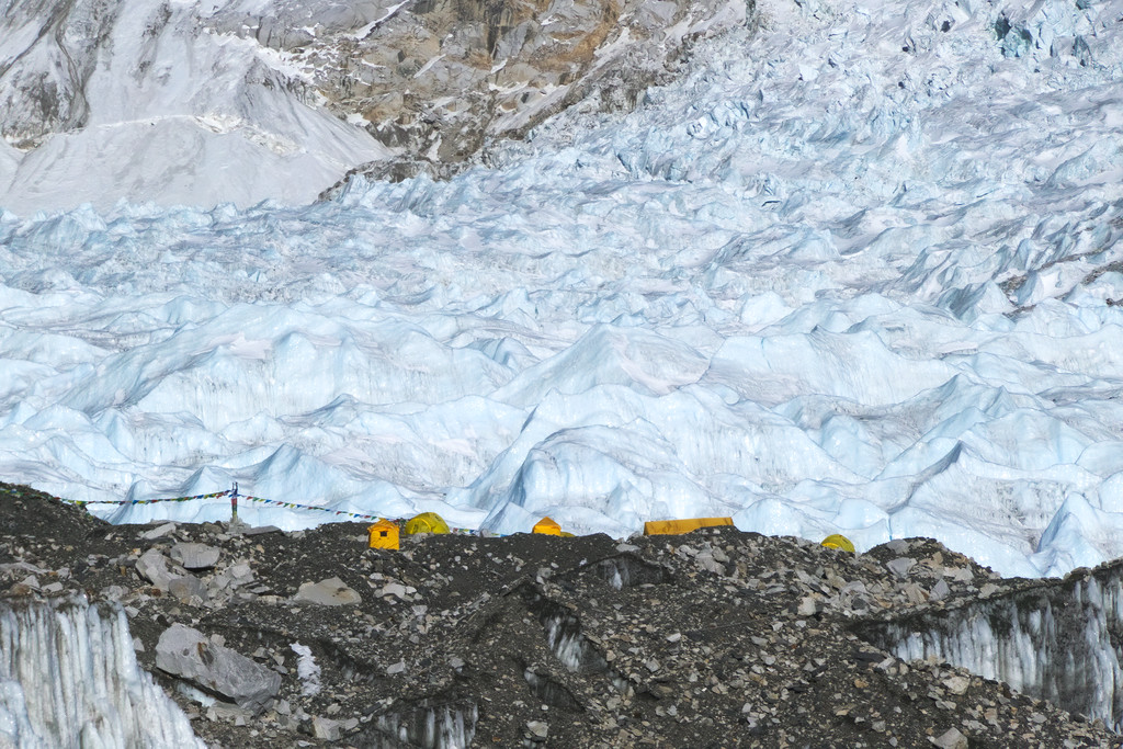 Az Everest alaptábor és a Khumbu jégesés