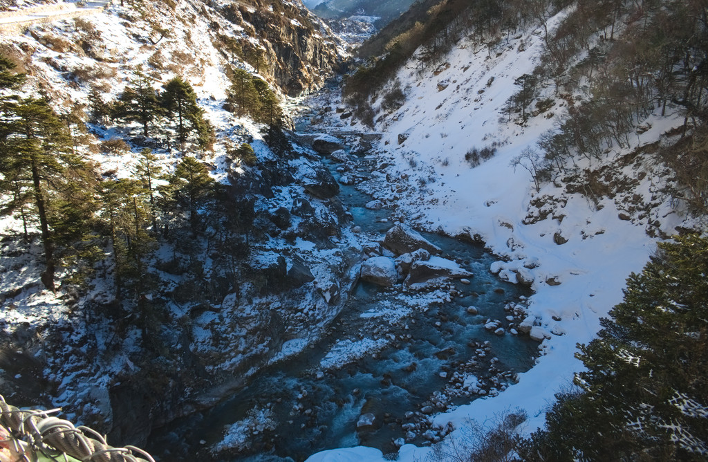 Az Imja Khola folyó zubogva halad a havas völgyben