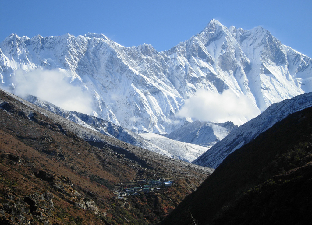 Lhotse csúcs, a fal mögött kikandikál az Everest teteje