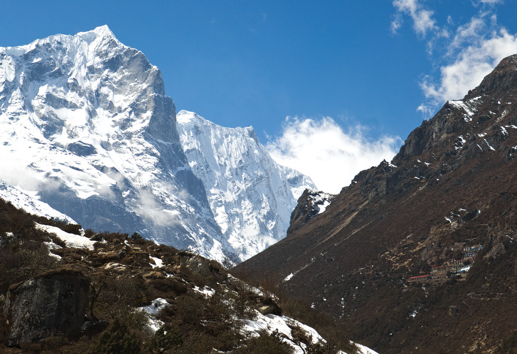 Thame kolostora a hegyoldalban, és az út a Tashi Lapcha hágó irányába