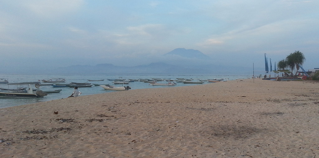 Jungut Batu partjai, a háttérben a Gunung Agung vulkán Balin