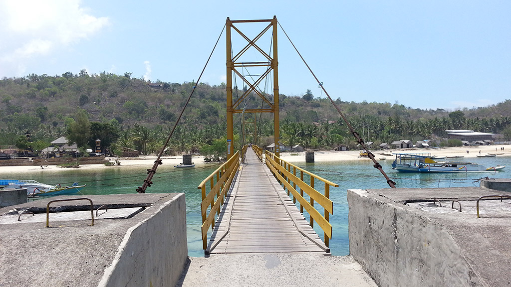 Az összekötő híd Nusa Lembongan és Nusa Ceningan között
