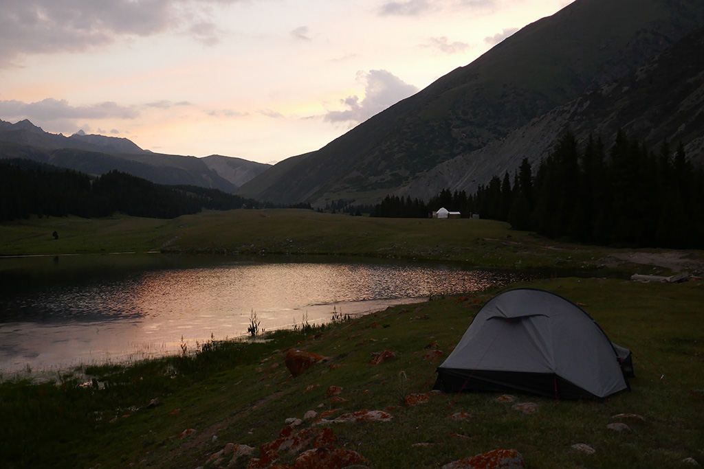A sátram a tónál naplementekor