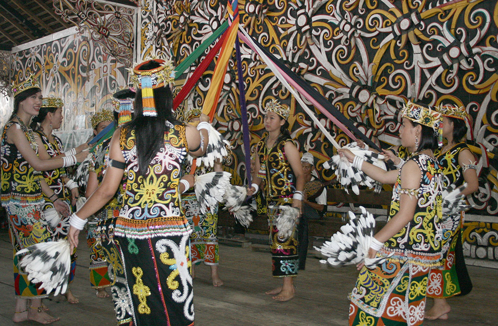 Csoportos Dayak tánc Pampangban