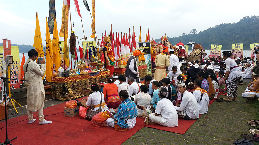 Ceremónia a Pura Ulun Danau Beratan templomban