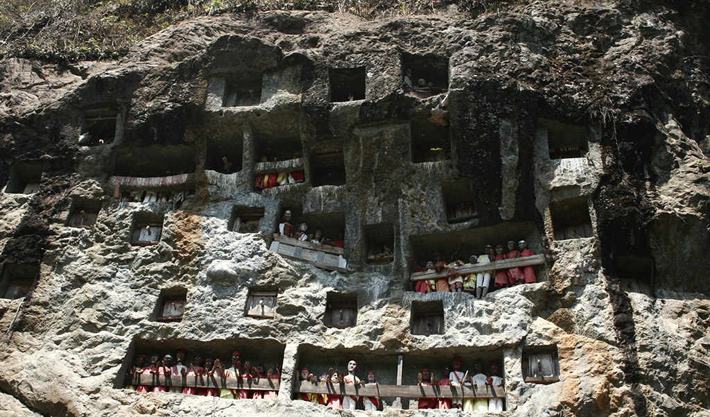 Sziklaoldalba temetkezés és tau-tau figurák a Tana Toraja régióban