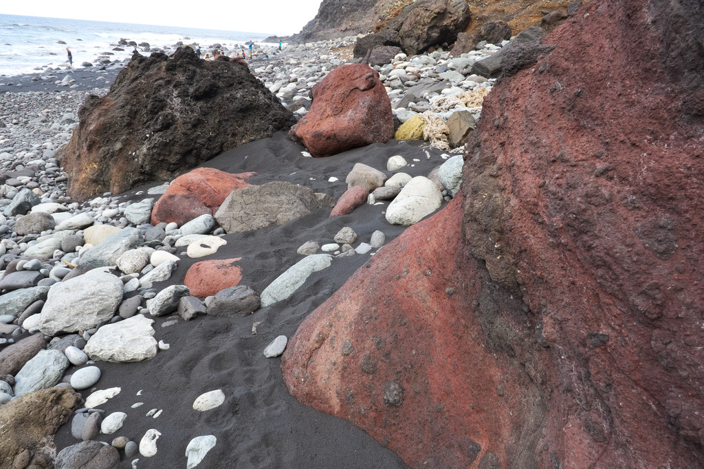 Színes kövek a Tamadite tengerparton