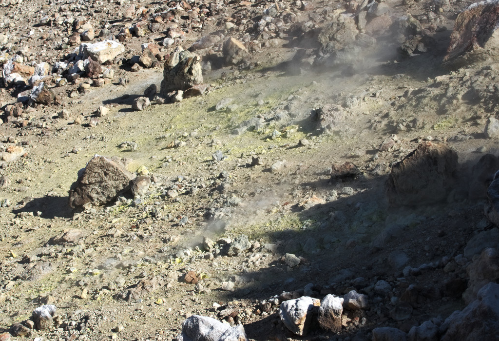 Kénes mező füstöl a Teide kráterében